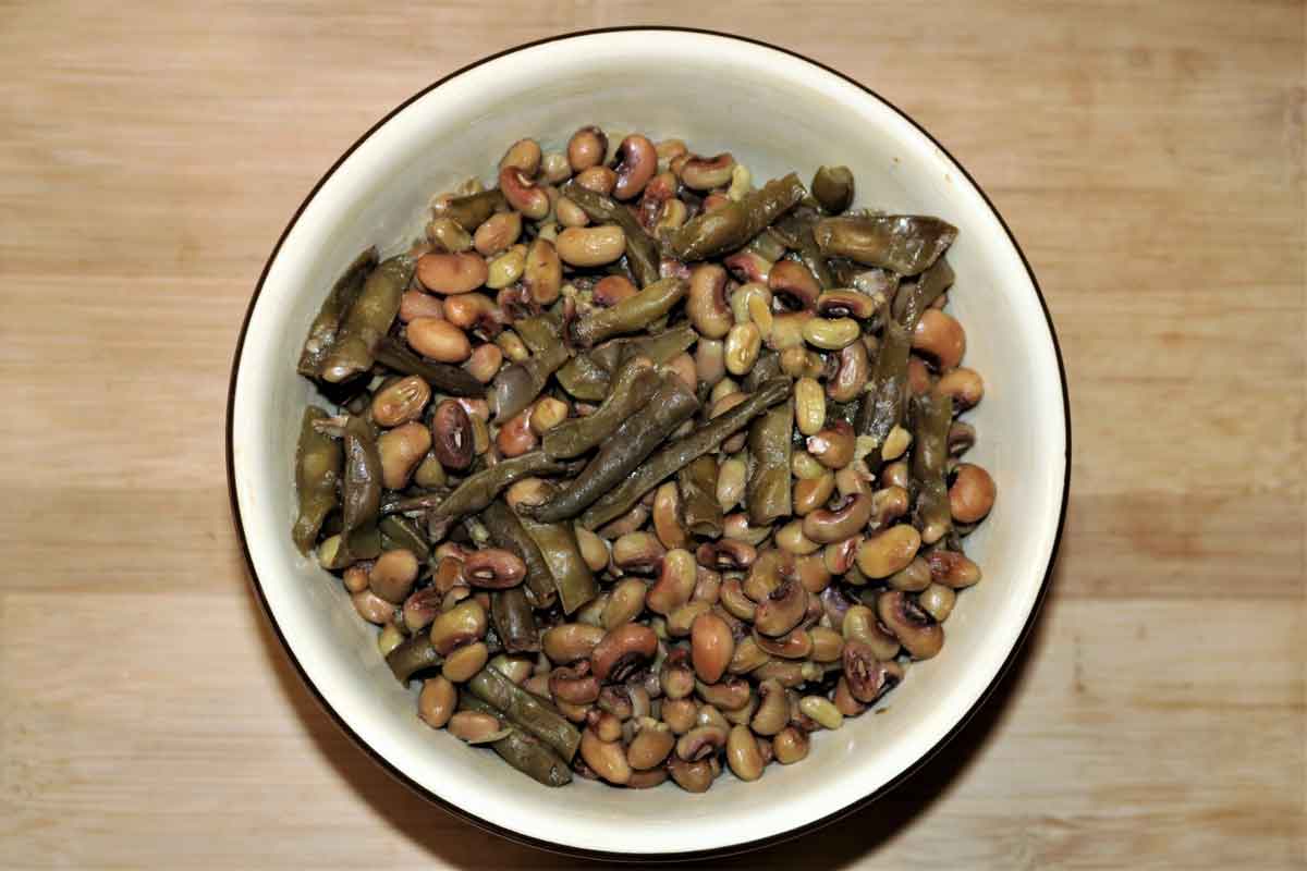 cooked black-eyed peas in a bowl